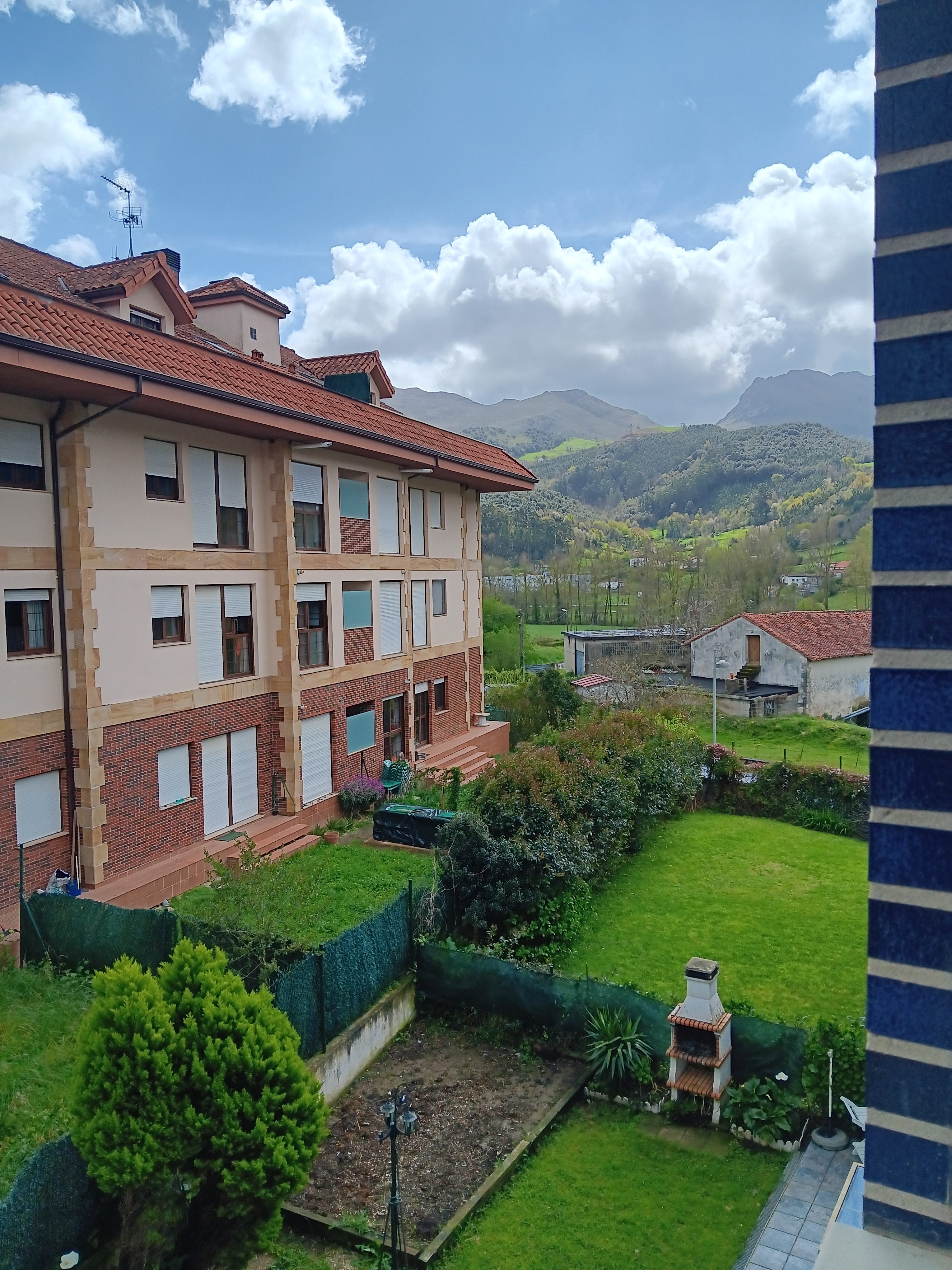 Apartamento con Plaza de Garaje en Gibaja. 39m2 construidos, 35m2 construidos sin zonas comunes, 20m2 útiles. Cocina Amueblada. Bonitas Vistas a la Montaña. Sol de mañana. Precio: 95.000€