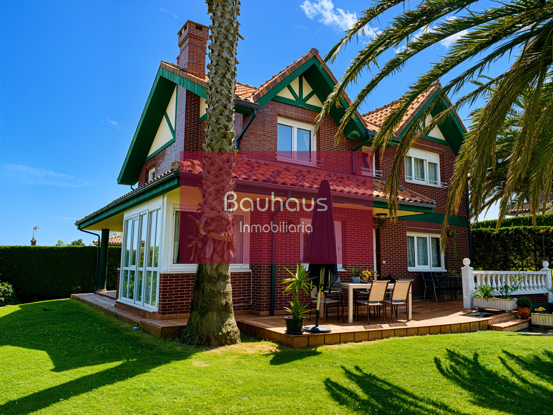 Chalet Individual en Liencres con Vistas al Mar de 287m2 con Jardín de 690m2 a 50 pocos metros del Mar. Barrio Llatas nº7 C. Precio: 900.000€.